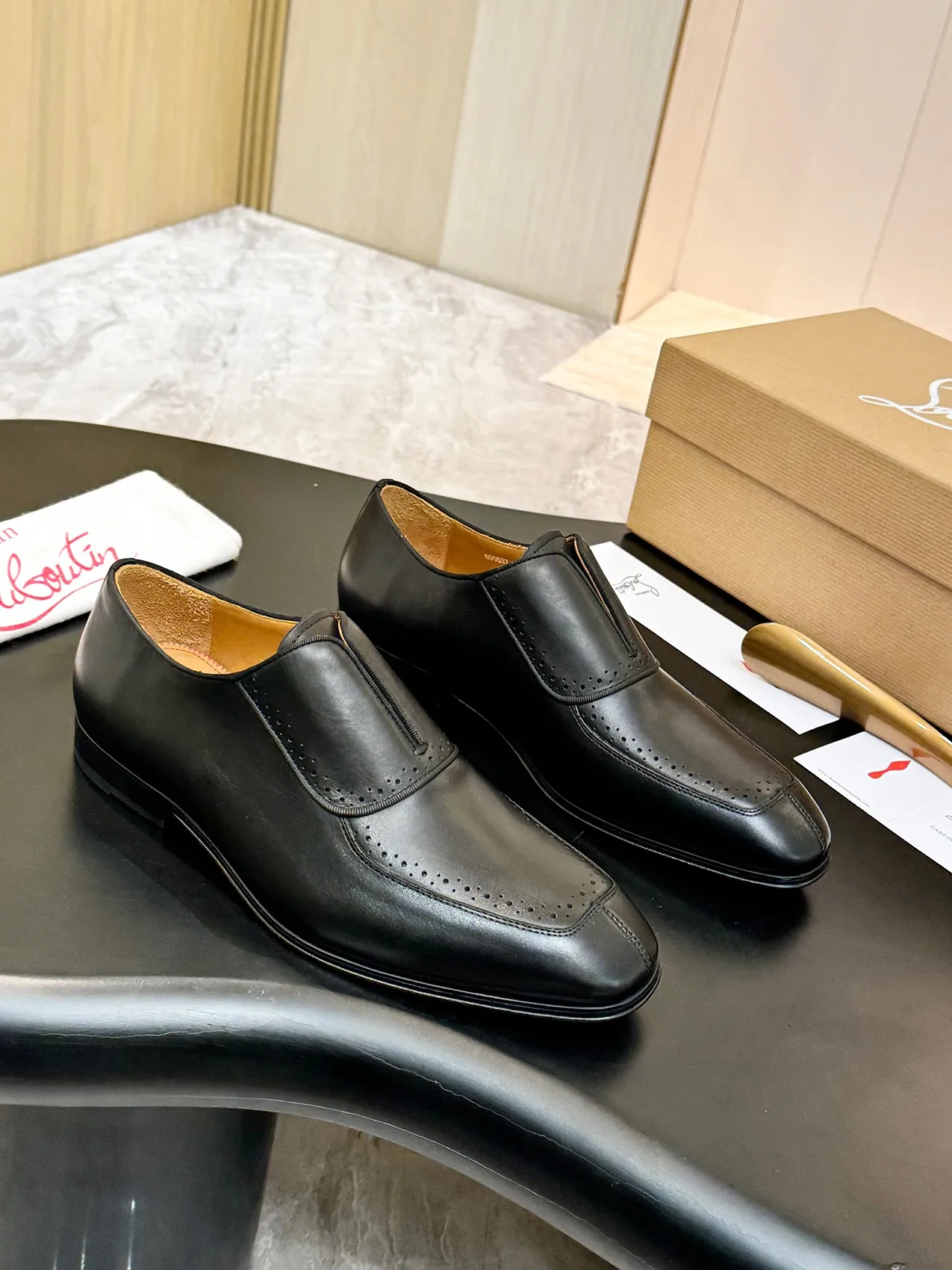 Batch 1080 yuan 💰CL～High-end men’s 👔casual loafers with red soles! ••🆑Genuine and top-quality goods from original orders ••✅💯 Purchase goods from top-quality original orders! Original imported patterned cowhide➕Imported cowhide lining➕Cowhide feet➕Original leather outsole~Size: 39-44 (38, 45.46.47 can be customized)